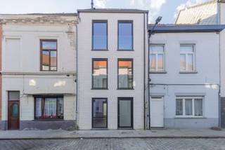 <p>Deze moderne, bijna-energieneutrale nieuwbouwwoning met <strong>E-peil 15</strong> is ideaal voor <strong>co-housing</strong> en bevindt zich op een toplocatie in Gent, vlak bij de Vrijdagmarkt en het historische Patershol.</p>
<p>De woning beschikt over <strong>4 slaapkamers</strong>, verdeeld over verschillende verdiepingen, een ruime gemeenschappelijke leefruimte met open keuken en een <strong>zonnig terras</strong>. Daarnaast biedt de multifunctionele ruimte mogelijkheden als coworkingplek, bureau, bibliotheek of extra leefruimte.</p>
<p>De slimme indeling combineert <strong>gezamenlijk wonen met voldoende privacy</strong>. Dankzij de centrale ligging zijn winkels, horeca, cultuur en openbaar vervoer vlot bereikbaar.</p>
<p><strong>Een energiezuinige en moderne woning, perfect voor wie samen wil wonen in het hart van Gent.</strong></p>