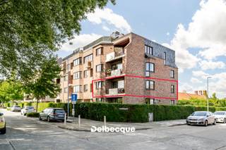 Maak kennis met dit ruim en perfect onderhouden hoekappartement die gelegen is op de 1ste verdieping van een klassevolle residentie op een rustige ligging langsheen de Steenkaai (Kanaal Brugge-Oostende), vlakbij invalswegen, centrum Brugge, winkels, scholen, openbaar vervoer, ontspanning, enz. Een echte TOPlocatie nabij Kristus-Koning. <br />Het appartement heeft een oppervlakte van 113m² en beschikt over een terras met zuidelijke oriëntatie waar men van een schitterend open en groen zicht kan genieten. <br /><br />De indeling is als volgt: een inkomhal met apart toilet, een 2e overloop, ruime en lichtrijke leefruimte met open zicht over de Steenkaai, keuken met annex berging, 3 slaapkamers en badkamer. <br /><br />Het appartement werd in 2020 volledig opnieuw geschilderd, nieuwe vloeren geplaatst en de badkamer vernieuwd met een inloopdouche en badkamermeubel. Ook de keuken werd vernieuwd en voorzien van nieuwe toestellen. De elektriciteit is volledig conform en het EPC-label is erg gunstig. <br /><br />Er is tevens de mogelijkheid om een ondergrondse PARKING bij te kopen voor € 45.000. Contacteer ons snel voor een bezoek aan dit aangename en lichtrijke appartement via info@delbecque.immo of 050 45 03 45