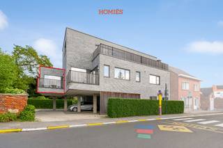 In de Gebroeders Massantstraat 15 in Herent bevindt zich dit aangename, onbemeubelde 1-slaapkamerappartement in een kleinschalig gebouw met slechts vier appartementen. Het pand werd gebouwd in 2017 en beschikt over een gunstig EPC-label A, wat zorgt voor een energiezuinige en comfortabele woonomgeving. Bij het betreden van het appartement op de eerste verdieping, kom je terecht in een lange inkomhal die toegang geeft tot de verschillende ruimtes. Zo vind je er een apart toilet, een praktische berging, een wasruimte, een slaapkamer aan de achterzijde en een badkamer met inloopdouche en lavabo. De hal leidt verder naar de open keuken met aansluitend een gezellige leef- en eetruimte. Vanuit deze leefruimte heb je toegang tot het terras, dat gericht is naar het zuidwesten en dus een aangename lichtinval biedt. Het appartement is gelegen op korte afstand (300 m) van het treinstation van Herent en heeft een goede verbinding via hoofdzakelijk fietspaden met Leuven en in het bijzonder met UZLeuven (Gasthuisberg). Daarnaast is bij het appartement een staanplaats inbegrepen. De huurprijs bedraagt €1.100 per maand, aangevuld met €30 kosten voor water, onderhoud van de parking en elektriciteit van de gemeenschappelijke delen. Elektriciteit, gas en internet dienen door de huurder zelf te worden afgesloten. Het appartement is beschikbaar vanaf 10 juli 2026. Wenst u graag een bezoek of extra informatie? Aarzel dan zeker niet om contact op te nemen via info@homies.be!