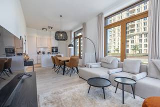 LUXUEUS GELIJKVLOERS DRIESLAAPKAMER APPARTEMENT <br />Gelegen in de nieuwbouw residentie O’Sea bieden wij u graag een prachtig drieslaapkamerappartement aan gelegen op het gelijkvloers. Het appartement bestaat uit een inkomhall, ruime woonkamer met terrassen waar u gezellig in de zon kunt zitten omringd door de prachtig aangelegde groenpartijen van de residentie, open volledig ingerichte keuken, drie slaapkamers, twee badkamers waarvan één met inloopdouche en de andere met een ligbad, afzonderlijk toilet, ruime berging met aansluiting voor wasmachine en droogtrommel. Dit appartement is instapklaar en onmiddellijk beschikbaar.
<ul>
	<li>Oppervlakte: 115 m²</li>
	<li>K.I. : € 1.168,00</li>
	<li>Fietsenberging in de residentie</li>
	<li>Individuele verwarming op aardgas</li>
	<li>Luxueuze afwerking met alle hedendaags comfort</li>
	<li>Epc: 40 - A-label - Elektriciteit conform</li>
</ul>