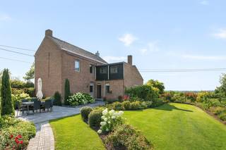 Située dans un cadre verdoyant et paisible au Hotond, cette maison quatre-façades pleine de charme se trouve sur un terrain généreux de plus de...