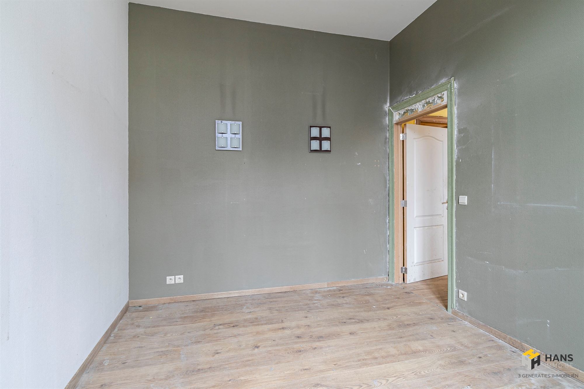 Te renoveren woning (117 m²) met 3 slaapkamers en buitenruimte (12 m²) in Antwerpen (2060). - foto 2