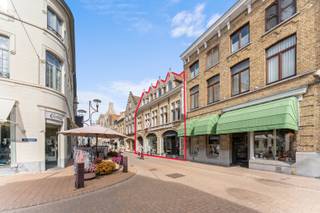 <span><span><span>In het absolute centrum van Veurne vinden we deze interessante investeringsopportuniteit terug. Het betreft een historisch gebouw, bestaande uit vier appartementen en een handelsgelijkvloers. Alle entiteiten zijn momenteel verhuurd.</span></span></span><br /><br /><span><span><span>Gelijkvloers:</span></span></span><br /><span><span><span>Het gelijkvloers is ingericht als handelsruimte met een inkom achteraan en wordt momenteel uitgebaat door Standaard Boekhandel. Boven de boekhandel bevindt zich nog een extra ruimte die momenteel dienstdoet als stockage, maar die daarnaast nog tal van mogelijkheden biedt.</span></span></span><br /><br /><span><span><span>Eerste verdieping:</span></span></span><br /><span><span><span>Via de zijkant van het gebouw komen we in de gemeenschappelijke hal van de appartementen. Deze is voorzien van een trap en een gemeenschappelijke lift.</span></span></span><br /><span><span><span>Op de eerste verdieping vinden we twee appartementen: een éénkamerappartement en een tweekamerappartement. Het éénkamerappartement is het enige appartement in het gebouw dat niet over een terras beschikt. Alle andere appartementen zijn voorzien van een privatief terras.</span></span></span><br /><br /><span><span><span>Tweede verdieping:</span></span></span><br /><span><span><span>Op de tweede verdieping bevinden zich opnieuw twee appartementen: een één slaapkamer appartement en een tweede slaapkamer appartement. Beide appartementen beschikken over een terras.</span></span></span><br /><span><span><span>Alle appartementen werden steeds goed onderhouden en waar nodig geüpdatet. Zo zijn ze bijvoorbeeld allemaal voorzien van een warmtepomp.</span></span></span><br /><span><span><span>Mocht dit de investering zijn die u zoekt, aarzel dan niet om ons te contacteren en een bezoek in te plannen. Er is geen syndicus aangesteld in het gebouw.</span></span></span><br />