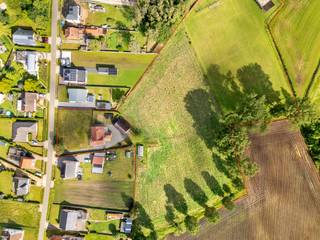 Te midden van een prachtig landelijke omgeving bevindt zich deze authentieke hoeve met bijgebouw op een perceel van +/- 19.322 m². Een unieke eigendom met enorm potentieel voor wie droomt van ruimte, rust en het creëren van een eigen landelijke woonplek. <br />Deze hoeve dient gerenoveerd te worden, maar vormt een ideale basis voor wie een charmante landelijke woning wil realiseren. <br /><br />Indeling:<br />We betreden de woning via de inkomhal die rechtstreekse toegang geeft tot de woonkamer en verder aansluit op een uitbouw achteraan voorzien van houtkachel. De keuken is momenteel apart en biedt veel potentieel om hier een aangename nieuwe leefkeuken te voorzien.<br />Voorts bevindt er zich op de gelijkvloerse verdieping een bureauruimte, badkamer, alsook een multifunctionele ruimte die in het verleden dienst deed als stal. Mits deze bij keuken of woonkamer te betrekken, zijn er zeer mooie open ruimtes te creëren. <br /><br />Overigens bestaat de woning op de eerste verdieping uit 3 slaapkamers en een bergruimte met ingemaakte kast.<br />Op deze verdieping vinden we bovendien een bijkomende zolder terug waar nog extra slaapkamers/hobbyruimtes gecreëerd kunnen worden. <br /><br />Bijzonderheden: <br />- Renovatieproject met zeer veel potentieel <br />- Unieke rustige ligging, met zicht op weilanden achteraan<br />- Bijgebouw van +/- 75m² aanwezig met mogelijkheid tot het omvormen van het bijgebouw naar paardenstallen of hobbyruimte<br />- Woning zelf staat op een perceel gelegen in woongebied, achterliggende weilanden in agrarisch gebied.