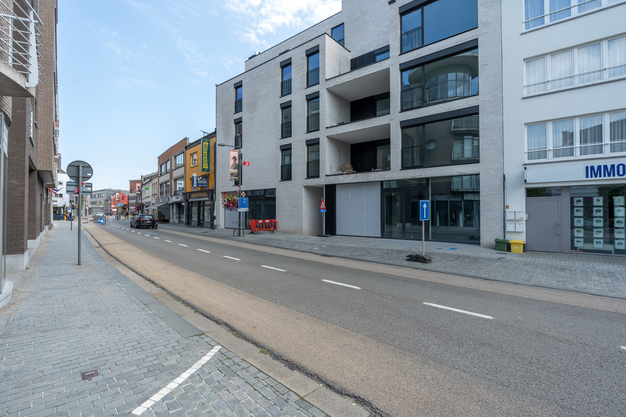 Knap casco handelspand van 184 m² in Residentie "De Voogdij" in het centrum van Mol.  - foto 1