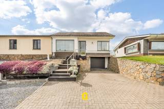 Langs de Bergstraat ter hoogte van nummer 21 bevindt zich deze te renoveren doch netjes onderhouden halfopen woning, op een mooi perceel van 5a...