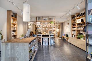 This exceptionally spacious commercial ground floor of approximately 200 m² is ideally located in the vibrant center of Kortenberg. With its...