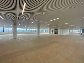 Op zoek naar de perfecte kantoorruimte op een toplocatie? Zoek dan niet verder! Deze fenomenale kantoorruimte van 575 m² is nu te huur, ideaal...