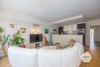 <ul>
	<li>Dit appartement is gelegen in de Warschaustraat, een <strong>rustige</strong> maar toch zeer <strong>centrale</strong> ligging.</li>
	<li>Het strand is op slechts 5 minuten wandelafstand verwijderd van het appartement.</li>
	<li>Gezien de gunstige oriëntatie en de grote glaspartijen geniet het appartement zeer veel natuurlijk <strong>daglicht en zon.</strong></li>
	<li>De indeling is als volgt: inkom, leefruimte met open keuken, badkamer, toilet, berging, <strong>twee slaapkamers</strong> en terras.</li>
	<li>Recent werd het appartement volledig <strong>gerenoveerd</strong> met kwalitatieve materialen.</li>
	<li>Bijkomende kenmerken: gunstige <strong>EPC score</strong> en conforme elektrische keuring.</li>
	<li>Het ideale woonappartement of tweede verblijf.</li>
</ul>