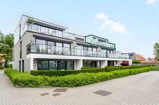 Dit prachtige penthouse in Res. Steenhuyse heeft een bewoonbaar oppervlak van 142 m² en heeft 2 slaapkamers, dubbele garage en een berging. Het...