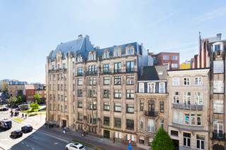 In een rustige zijstraat van het Mediaplein, de Wipstraat, bevindt zich deze unieke loft op de derde verdieping van een voormalige tabaksfabriek...