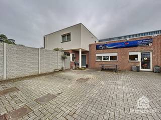 PLUSPUNTEN:<br />+ gevestigde waarde op vlak van carrosserie & depannage<br />+ omgevingsvergunning milieu klasse 2 (permanent)<br />+ rendabel en nog lopende aanbesteding F.A.S.T. <br />+ uitstekende, strategische ligging<br />+ huidige bestuurder is bereid tot begeleiding in de overdracht<br />+ overdracht aandelen<br /><br />ALGEMEEN:<br />Wegens nakend pensioen van de huidige bestuurder wordt de gehele vennootschap met inbegrip van alle handelsactiviteiten, onroerend goed, wagenpark, enzovoort ter overname aangeboden. Een gehele aandelenoverdracht is mogelijk, alsook partiële overname (activiteit carrosserie enerzijds, activiteit takeldienst anderzijds). <br /><br />Als merkonafhankelijke carrosserie met Eurogarant-garantielabel is er een groot en trouw klantenbestand bestaande uit concessiehouders / collega-garagisten, verzekeringsmaatschappijen en particulieren. De inrichting van de carrosserieafdeling is conform de voorschriften van OVAM (Milieu klasse 2-inrichting) en voorzien van de modernste apparatuur, verflabo en mengtafel en lakcabine. <br /><br />Tevens is er een lopend contract voor het F.A.S.T.-project in opdracht van de Vlaamse Overheid en Federale Politie voor het uitvoeren van takelopdrachten op de snelweg (E314), vanaf het Klaverblad tot aan de Nederlandse grens. Ook met lokale overheden en politie wordt er samengewerkt voor diverse takelopdrachten als ongevallen, verloren lading, inbeslagname, enz. <br /><br />Het gebouw is gelegen in KMO-zone op een perceel van 3332 m² met een bedrijfshal (ca. 480 m²), kantoren en personeelslokaal (ca. 80 m²) met ruime parking en luxueuze conciërgewoning (ca. 160 m²) met wellness. De conciërgewoning is voorzien van alle comfort en luxe, met eigen wellness om tot rust te komen na een drukke werkdag. <br /><br />INDELING:<br />0: inkomhal, toilet cliënteel, bureel, carrosserieafdeling, personeelslokaal, sanitair personeel, ruime parking vooraan en achteraan / inkomhal privatief, toilet privatief, keuken, leefruimte met gashaard, berging en wasplaats, terras, tuin, poolhouse met douche - sauna - jacuzzi - lounge - pelletkachel, bar, zwembad.<br />+1: bergruime bedrijfshal / prive: nachthal, slaapkamer 1, slaapkamer 2, toilet, slaapkamer 3 met dressing, badkamer, slaapkamer 4 met dressing<br /><br />FINANCIERING:<br />Opgelet: Maak tijdig een afspraak bij uw bank zodat u zich op voorhand kan bevragen over de mogelijkheden.<br />Kandidaat-kopers die hun financiële plaatje al hebben voorbereid, wekken altijd meer vertrouwen.<br /><br />DOWNLOADS:<br />Op onze eigen website bij 'DOWNLOADS' kan u de nuttige stukken in dit dossier raadplegen. Cijfers van de vennootschap zijn verkrijgbaar op aanvraag via info@immosign-plus.be. <br /><br />CONTACT:<br />Interesse in deze goed draaiende zaak? Contacteer ons voor al uw vragen of voor een vrijblijvende afspraak. Wij staan u steeds enthousiast te woord! +32 89 87 03 67 of mail naar info@immosign-plus.be.<br /><br />