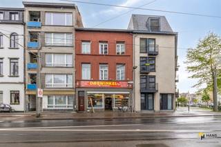 <p><span>Zeer goed onderhouden handelswoning (292 m²) met 5 slaapkamers op centrale locatie in Antwerpen (2018)</span></p><p><span> </span></p><p><span>In een gezellige buurt nabij de Troonplaats en aan de overkant van het Nieuw Zuid treffen we dit winkelhuis met vele mogelijkheden. De opvallende ligging maakt dat er veel passage is en dat het vlot bereikbaar is met bus, tram, trein en auto. Ook zijn er tal van velo-stations te vinden in de nabije omgeving.</span></p><p><span> </span></p><p><span>Het pand bestaat op het gelijkvloers uit een handelsruimte van maar liefst 103 m², dat momenteel ingericht is als dagwinkel en verhuurd is aan €1.000/maand. De winkelruimte voor het publiek is een 44m² groot, met achteraan nog meerdere ruimtes. Hierboven bevindt zich een verzorgde woning (189m²) met leefruimte (43 m²), een keuken van 8 m², 5 ruime slaapkamers (8 m², 11 m², 12 m² &amp; 21 m²), een badkamer van 8 m² en een grote multifunctionele kamer van maar liefst 44 m² met mezzanine.</span></p><p><span> </span></p><p><span>Het gebouw is doorheen de jaren goed onderhouden en verkeert in goede staat. De laatste aanpassingswerken dateren van 2020 waarbij de voorgevel vernieuwd werd in crépi, en de ramen vernieuwd werden. De grote beschikbare oppervlakte zorgt voor vele mogelijkheden. Zowel de woning als het handelspand beschikken over een aparte ingang en zijn er aparte meters voor elektriciteit en gas. Door de hoge plafonds doorheen de woning zorgt dit voor een aangenaam ruimtegevoel en veel lichtinval. De woning is eveneens volledig onderkelderd. Kortom heeft deze woning tal van mogelijkheden alsook een mooi rendement van de onderliggende winkel.</span></p><p><span> </span></p><p><span>Ben je op zoek naar pand met veel mogelijkheden? Boek snel je afspraak in en mis deze unieke opportuniteit niet! Bewoonbare opp. 292 m² ref.: bruto vloeropp. EPC-certificaat. Voor meer info of een gratis schatting surf naar www.hansimmo.be</span></p><p><span> </span></p><p><span> </span></p>