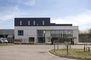Dit super uitgerust en modern bedrijfsgebouw te koop is gelegen op 10 minuten rijden van de E314. Het recente gebouw, met bouwjaar 2023, beschikt...