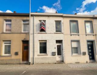 Ideaal gelegen in het hart van Lembeek. Mooie te renoveren stadswoning met drie mooie slaapkamers en een tuin. De woning bestaat uit een woonkamer...