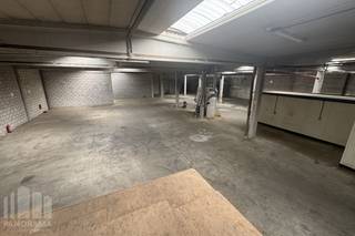 <strong>Magazijnruimte </strong>met een totale oppervlakte van <strong>1.375 m² </strong>en een <strong>kantoorruimte </strong>van<strong> 573 m² </strong>op een<strong> perceel </strong>van<strong> 3.799 m², </strong> te koop.<br />Uitstekend gelegen op slechts 2 km van de E40-op- en afrit<strong> </strong>21 in Sterrebeek, met een vlotte verbinding naar <strong>Leuvenseteenweg</strong> en het knooppunt <strong>E40/R0 </strong>in Sint-Stevens-Woluwe (2,4 km). Gelegen in het hart van de Zaventemse KMO-zone.<br /><br />Het magazijn in betonstructuur biedt een vrije hoogte van <strong>4,70 m</strong> onder balk, <strong>5,50 m </strong>onder dak en is voorzien van een grote sectionale poort (4 m B x 4,2 m H), 2 laadkades, een ADR lokaal van 42 m², aangevuld met een polybetonvloer, lichtstraten voor natuurlijk daglicht, energiezuinige LED-verlichting en een nieuwe gasverwarming.<br /><br />Aansluitend bevindt het instapklare kantoor zich op het gelijkvloers, ingericht met lichtrijke vergaderzalen, comfortabele bureauruimtes, een eetruimte met kitchenette, douches en sanitaire voorzieningen. De ruimtes zijn voorzien van LED- en TL-verlichting en airconditioning voor het juiste werkcomfort.<br /><br />De site is volledig verhard biedt <strong>onmiddellijke toegang tot de Leuvensesteenweg</strong>, met 19 parkings en 4 laadpalen, ideaal voor medewerkers en bezoekers.<br /><br />Contacteer <strong>PANORAMA B2B</strong> voor bijkomende inlichtingen of een vrijblijvend plaatsbezoek<strong> 0477 30 40 05.</strong>