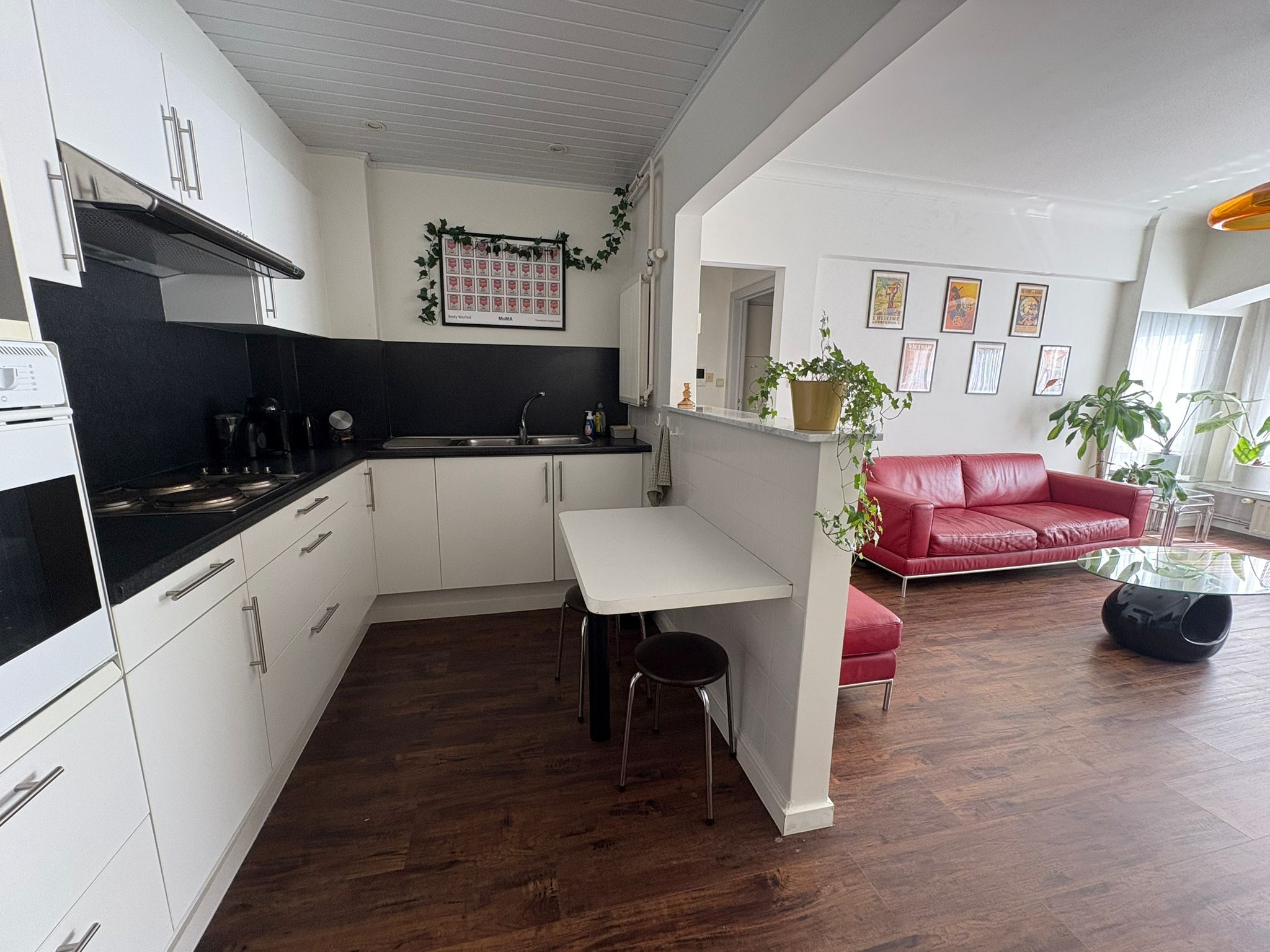Leuk gemeubeld 2 Slaapkamer appartement te huur op vlak bij stadhuis van Oostende! - foto 2