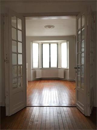 Deze woning is onmiddellijk beschikbaar! Bewoners parkeren is hier van toepassing.Op wandelafstand van de bruisende stadskern bevindt zich deze...