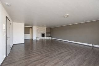 Locatie:
Dit instapklare appartement is gelegen aan de Parijslaan 165 te Hoboken, op een gunstige locatie met tal van voorzieningen in de nabije omgeving. Winkels, scholen, openbaar vervoer en belangrijke invalswegen zijn vlot bereikbaar. Dankzij de goede verbinding met Antwerpen en de omliggende gemeenten geniet u hier van een ideale combinatie van comfortabel wonen en een uitstekende bereikbaarheid.
Indeling:
Het appartement bevindt zich op de tweede verdieping van een gebouw zonder lift en beschikt over een bewoonbare oppervlakte van 88 m².
Het appartement biedt een aangename woonomgeving met voldoende ruimte voor comfortabel wonen. Met twee slaapkamers is het ideaal voor starters, koppels of een klein gezin.
Dankzij de instapklare staat kan u hier zonder grote werken meteen uw intrek nemen.
Daarnaast beschikt het appartement over een privatieve kelderberging, ideaal voor extra opslagruimte.
Troeven:
Instapklaar appartement van 88 m²
Twee slaapkamers
Energiezuinig met EPC-label B
Elektrische installatie conform
Gelegen op de tweede verdieping
Privatieve kelderberging
Gunstige ligging nabij winkels en openbaar vervoer
Ideaal voor starters, koppels of investeerders
Technisch:
Het appartement beschikt over een uitstekend EPC-label B, wat bijdraagt aan een energiezuinig en comfortabel woonklimaat. Bovendien is de elektrische installatie conform de geldende voorschriften.
Het appartement bevindt zich op de tweede verdieping van een gebouw zonder lift.
Bent u op zoek naar een instapklaar en energiezuinig appartement met twee slaapkamers op een goed bereikbare locatie in Hoboken? Dan is dit appartement absoluut een bezoek waard!
Koopt u als enige en eerste woning? Dan geniet u van het verlaagde tarief van 2% verkooprechten.
Bent u reeds eigenaar? Verkoop uw eerste eigendom binnen de 2 jaar en profiteer alsnog van deze gunstmaatregel.
Voor meer informatie of een gratis waardebepaling van uw vastgoed kan u een aanvraag invullen op onze website of even bellen op het nr. 03/345.88.99.