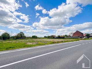 Beau terrain à bâtir pour une construction ouverte, entre Broechem et Ranst. Surface totale du terrain : 745m2. La largeur de la façade est de...