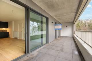 Recent appartement in Residentie Louise Marie op een supercentrale ligging vlakbij winkels, openbaar vervoer, verbindingswegen. Verkoop onder registratie.<br /><br />Indeling van het appartement:<br />Inkomhal met afzonderlijk gastentoilet.<br />Ruime living op parket +/- 30 m². <br />Open ingerichte keuken voorzien van kasten en toestellen.<br />Slaapkamer 1: +/- 10 m² op parket.<br />Slaapkamer 2: +/- 9,5 m² op parket.<br />Badkamer: ingerichte met dubbele wastafel met meubel, inloopdouche.<br />Terras grenzend aan de living: +/- 2,93 x 9,3 m.<br /><br />Ondergrondse autostaanplaats: afzonderlijk aan te kopen aan € 35.000.