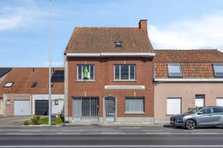 Deze kloeke en goed onderhouden gezinswoning is ideaal voor wie op zoek is naar ruimte, mogelijkheden en een uitzonderlijk diepe tuin. De...