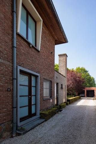 Meer info of een bezoekje? Gelieve te bellen naar 0485/321.842!Deze goed onderhouden halfopen bebouwing bevindt zich in een residentiële straat met...