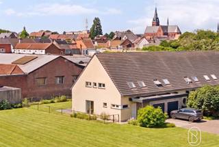 <p><span><strong>Maison mitoyenne prête à emménager, comprenant 3 chambres, un garage et un jardin urbain ensoleillé</strong></span></p><p><span>Cette maison mitoyenne bien entretenue bénéficie d'un emplacement calme en périphérie de la ville et offre une combinaison idéale de confort de vie, d'espace et d'efficacité énergétique. Avec ses trois chambres à part entière, son garage spacieux et son jardin urbain ensoleillé, cette maison est parfaite pour les familles ou les couples à la recherche d'un logement prêt à emménager.</span></p><p><span><strong>Agencement :</strong> hall d'entrée avec toilettes invités, pièce à vivre lumineuse avec cuisine ouverte entièrement équipée et débarras attenant. À l'étage se trouvent trois chambres, une salle de bains avec baignoire, douche et double lavabo, ainsi que des toilettes séparées.</span></p><p><span>La maison dispose également d’un garage spacieux avec porte automatique, d’une place de parking privée et d’un jardin entièrement clos avec terrasse. Grâce au chauffage au sol, au double vitrage et à la bonne <strong>note EPC B</strong>, vous profiterez d’une maison confortable et économe en énergie.</span></p><p><span>À vendre via Immo Beguin, votre expert immobilier depuis 2009.</span></p><p><span>✉️ </span><span>emmy@immobeguin.be</span></p>
