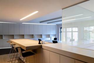 Dit instapklaar kantoor is gelegen op de gelijkvloerse verdieping, pal in het centrum van Vosselaar.Het kantoor van ca. 166m² omvat een inkomhal, een...