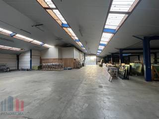 Magazijnruimte met een oppervlakte van +/- 1.130 m² in combinatie met een kantoor van +/- 100 m² en een privatief buitenterrein van +/- 500 m²...