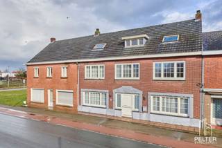 <p><strong>Te koop Pelt: 2 woningen met zeer ruim achterliggend werkhuis </strong></p>
<p>Op het Lindel te Pelt bieden wij u dit uitzonderlijke geheel aan, bestaande uit twee woningen met een enorm ruim achterliggend werkhuis.</p>
<p>De eigendom is gelegen aan Lindelsebaan 289 en 291 te 3900 Pelt en wordt als één geheel verkocht.</p>
<p>Een projectontwikkeling met appartementen is hier niet mogelijk.</p>
<p>Dit pand is bijzonder geschikt voor wie op zoek is naar veel ruimte of een combinatie van wonen en werken.</p>
<p></p>
<p><strong>Woning 1 – te renoveren woning </strong></p>
<p>Deze woning dient grondig gerenoveerd te worden en biedt tal van mogelijkheden.</p>
<p>Indeling gelijkvloers:</p>
<ul>
<li>Inkomhal</li>
<li>Woonkamer</li>
<li>Eetplaats</li>
<li>Keuken</li>
<li>Badkamer</li>
<li>Veranda</li>
</ul>
<p>Daarnaast is er een kelder aanwezig.</p>
<p>Indeling eerste verdieping:</p>
<ul>
<li>Overloop</li>
<li>Slaapkamer 1</li>
<li>Slaapkamer 2</li>
<li>Slaapkamer 3</li>
<li>Slaapkamer 4</li>
<li>Slaapkamer 5</li>
</ul>
<p>Via een vaste trap bereikt u de ruime zolderverdieping.</p>
<p>Woning 1 is verbonden met de naastliggende woning. Op elke verdieping is er een doorgang naar woning 2. Indien gewenst kunnen deze doorgangen eenvoudig opnieuw afgesloten worden.</p>
<p>EPC woning 1:<br />Energielabel F – 535 kWh/(m² jaar)<br />Certificaatnummer: 0003791313<br />Deze woning valt onder de renovatieverplichting.<br />Door het dak te isoleren en nieuwe ramen te plaatsen zit men meteen in een D label.</p>
<p></p>
<p><strong>Woning 2 – zeer ruime woning </strong></p>
<p>Indeling gelijkvloers:</p>
<ul>
<li>Inkomhal</li>
<li>Living</li>
<li>Technische ruimte</li>
<li>Hal</li>
<li>Apart toilet</li>
<li>Keuken</li>
<li>Badkamer 1</li>
<li>Badkamer 2</li>
<li>Slaapkamer 1</li>
<li>Slaapkamer 2</li>
<li>Bureau</li>
<li>Washok/berging</li>
<li>Achterinkom</li>
<li>Veranda</li>
</ul>
<p>Indeling eerste verdieping:</p>
<ul>
<li>Overloop</li>
<li>Woonkamer</li>
<li>Kitchenette</li>
<li>Toilet</li>
<li>Slaapkamer 3</li>
<li>Grote open ruimte (ideaal als hobbyruimte, bureau, praktijkruimte of eenvoudig op te splitsen in meerdere slaapkamers)</li>
</ul>
<p>Indeling tweede verdieping:</p>
<ul>
<li>Slaapkamer 4</li>
<li>Slaapkamer 5</li>
<li>Slaapkamer 6</li>
<li>Kleine zolderruimte</li>
</ul>
<p>EPC woning 2:<br />Energielabel C – 285 kWh/(m² jaar)<br />Certificaatnummer: 0003791278<br />Geen renovatieverplichting van toepassing.</p>
<p></p>
<p><strong>Achterliggend werkhuis – enorme troef</strong></p>
<p>Achter de woningen bevindt zich een uitzonderlijk groot werkhuis met ruime inrijpoort. Dit maakt het geheel ideaal voor zelfstandigen, ambachtslui, opslag, atelier of hobbyisten die nood hebben aan veel ruimte.</p>
<p></p>
<p><strong>Bijkomende informatie</strong></p>
<ul>
<li>Geen overstromingsgevaar: Perceelscore A – Gebouwscore A</li>
<li>Elektrische installatie niet conform</li>
<li>Geen voorkooprecht van toepassing</li>
</ul>
<p>Bent u op zoek naar een eigendom met uitzonderlijk veel ruimte en mogelijkheden? Contacteer ons voor meer informatie of een bezoek ter plaatse.</p>
<p>Prijs: € 530.000,- voor de 2 woningen en het werkhuis.</p>
<p>Adres: Lindelsebaan 289 en 291 te 3900 Pelt</p>
<p></p>
<p></p>