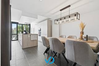 - BEZOEKMOMENT: 22/08/2026! -<br /><br />In het hart van het charmante Nieuwkerke, midden in het prachtige Heuvelland, vinden we deze volledig gerenoveerde woning waar comfort, ruimte en gezelligheid perfect samenkomen. Een woning waar je werkelijk niets meer hoeft te doen en waar zowel binnen als buiten heel wat te beleven valt. De ligging is alvast een grote troef. Je geniet hier van het rustige en gezellige dorpsgevoel, terwijl winkels, scholen, openbaar vervoer en andere dagelijkse voorzieningen vlot bereikbaar zijn. Een ideale combinatie voor wie rustig wil wonen, maar toch graag alle faciliteiten binnen handbereik heeft.<br /><br />Bij het binnenkomen valt meteen de verzorgde afwerking op. Via de inkomhal/garage komen we in de lichtrijke en volledig ingerichte keuken. Dankzij het grote glasraam geniet je hier niet alleen van bijzonder veel natuurlijk licht, maar ook van een prachtig zicht op de tuin. Aansluitend bevindt zich een gezellige eetruimte, waardoor dit een heerlijke plek wordt om samen te tafelen en te genieten. Op het gelijkvloers beschikt de woning bovendien over een ruime garage, ideaal voor wagen, fietsen of extra stockage, evenals een apart toilet en toegang tot de verdiepingen.<br /><br />Op de eerste verdieping komen we in de gezellige leefruimte, waar de grote raampartijen opnieuw zorgen voor een aangename hoeveelheid licht. Het gasvuur brengt hier dan weer de nodige warmte en sfeer. Aansluitend bevindt zich een veelzijdige ontspanningsruimte, momenteel ingericht als bureau, maar perfect inzetbaar als speelruimte, tweede eetplaats, hobbyruimte of extra leefruimte. Daarnaast is er een tweede apart toilet, een ruime berging én een prachtige badkamer met dubbele lavabo en inloopdouche. De tweede verdieping biedt vervolgens twee ruime slaapkamers. Via één van de slaapkamers bereiken we bovendien de zolderruimte. Deze extra ruimte biedt tal van mogelijkheden en kan perfect ingericht worden als derde slaapkamer, bureau, hobbyruimte of extra bergruimte.<br /><br />Ook buiten weet deze woning te overtuigen. De prachtig aangelegde tuin vormt een heerlijke verlenging van de leefruimte. Op het terras aan de woning kan je in alle rust genieten van een zonnige namiddag, terwijl achteraan een tuinhuis met gezellige zitruimte werd voorzien. Een plek waar je tijdens de zomermaanden ongetwijfeld heel wat uren zal doorbrengen.<br /><br />En alsof dat nog niet genoeg is, werd de woning volledig vernieuwd, waardoor je hier met een gerust hart kan verhuizen. Zo beschikt de woning onder meer over een gunstig EPC, een asbestveilig attest, gescheiden riolering, maar liefst 15.000 liter regenwater, conforme elektriciteit en tal van andere vernieuwingen.<br /><br />Een instapklare woning met karakter, ruimte, een prachtige tuin én een uitstekende technische basis — dit is er eentje die je absoluut in het echt moet ervaren. Ben jij op zoek naar een instapklare woning waar je koffers kan uitpakken? Dan is dit misschien wel de woning waar je al een tijdje naar op zoek bent. Mis het bezoekmoment van zaterdag 22 augustus 2026 niet en ontdek zelf hoeveel deze woning te bieden heeft. Contacteer ons vandaag nog en zet jouw bezoek vast!