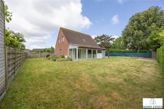 Te renoveren alleenstaande woning op mooi perceel van bijna 600m² gelegen in doodlopende straat van rustige woonwijk. Indeling : Inkomhal met...