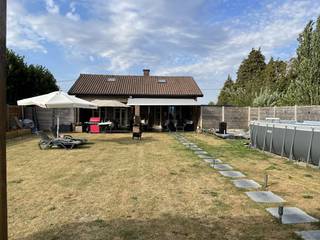 Découvrez ce bungalow étonnamment spacieux avec un appartement supplémentaire, une salle de loisirs ou un bureau, idéalement situé le long de la N70...