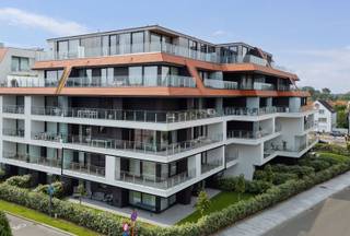 <p><span>Ontdek dit prachtige </span><span>hoekappartement van 120 m²</span><span> met een </span><span>riant terras van 49 m²</span><span>, gelegen in de exclusieve </span><span>Fase 5 van residentie Jan Turpin</span><span>. Geniet dagelijks van een </span><span>mooi zicht op het park en de havengeul</span><span> een unieke combinatie van rust, ruimte en elegantie aan zee.</span></p><p><span>Het appartement verkeert in </span><span>quasi nieuwstaat</span><span> en werd met oog voor detail afgewerkt: stijlvolle maatkasten, kwalitatieve gordijnen, sfeervolle verlichting en smaakvolle meubels zijn inbegrepen. Klaar om meteen in te trekken!</span></p><p><span>Indeling:</span></p><ul><li><span>Inkomhal met vestiaire en glazen deur naar de ruime, lichtrijke woonkamer</span></li><li><span>Moderne open keuken met eiland</span></li><li><span>3 volwaardige slaapkamers</span></li><li><span>2 stijlvolle badkamers (waarvan één ensuite)</span></li><li><span>Grote berging</span></li><li><span>Ruim hoekterras rondom, voorzien van terrasberging</span></li></ul><p><span>Door de royale plafondhoogte van 2,70m en de vele ramen geniet U van uitzonderlijk veel zon en lichtinval. </span></p><p><span>Daarnaast beschikt u over een </span><span>ondergrondse berging</span><span> en </span><span>2 private fietshaken</span><span>.<br />Een </span><span>garage (6 m x 3 m)</span><span> met automatische poort in het gebouw is beschikbaar voor € 65.000.</span></p><p><span>Een uitzonderlijk appartement op een toplocatie instapklaar, luxueus en volledig bemeubeld.</span></p><p><span> </span></p><p><span>Aan een zeer schappelijke prijs gezien ligging, oppervlakte, afwerking én gelegen in topgebouw Jan Turpin. </span></p><p><span> </span></p><p><span>Voor de snelle beslisser. </span></p>