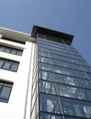 Kantoren te huur in een semi-industrieel gebouw met een strategische ligging tussen de Ninove- en de Gandsesteenweg, met gemakkelijke toegang tot...