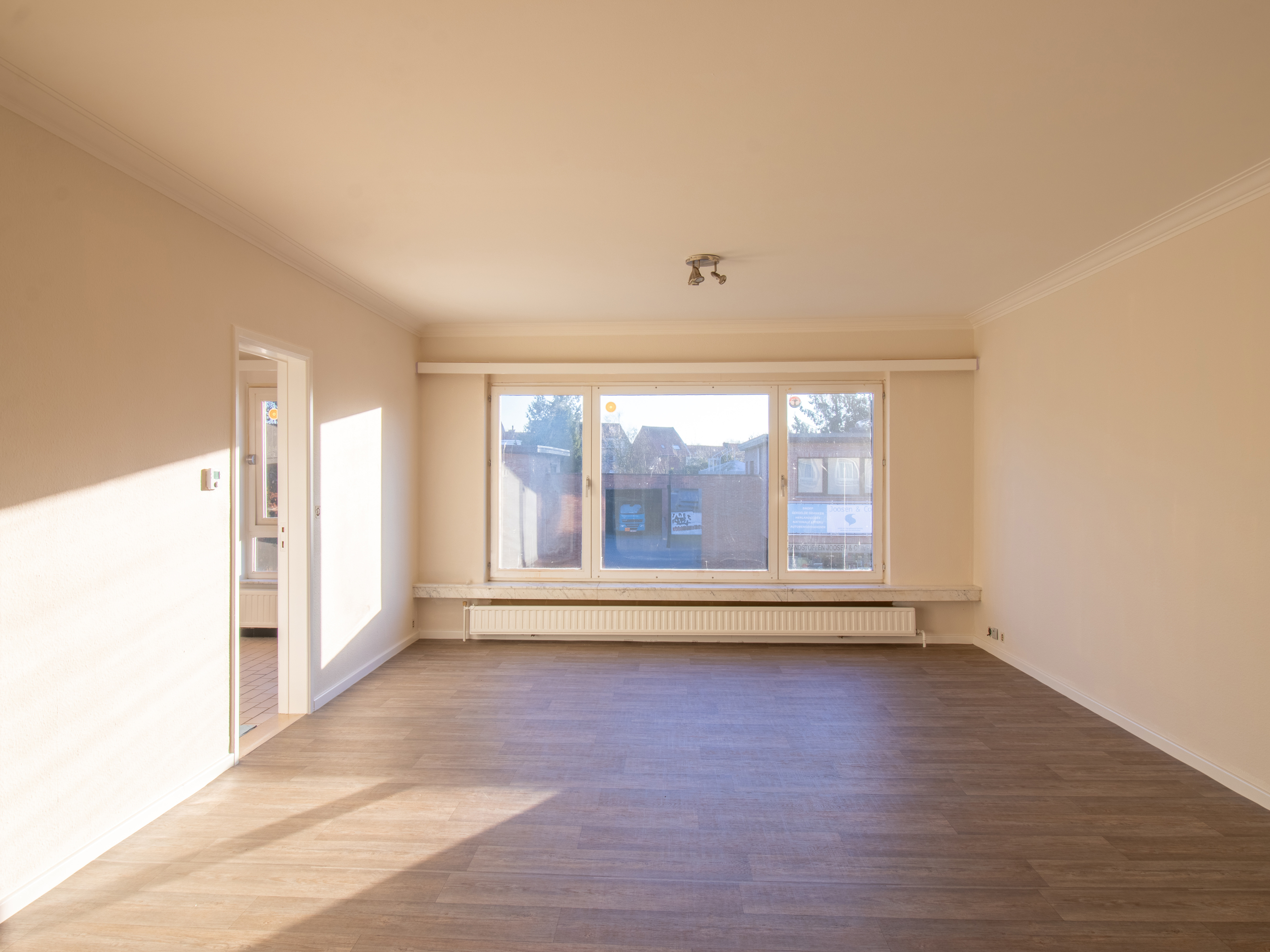 <p>Lichtrijk wonen in het centrum van Schoten. Dit appartement ligt op de eerste verdieping met een aangenaam uitzicht op het nabijgelegen kanaal. Je woont in het centrum van Schoten, vlakbij winkels, scholen en openbaar vervoer.</p><p>Het appartement bestaat uit een inkomhal met apart toilet - een ruime leefruimte - twee slaapkamers - een terras - een badkamer met ligbad en douche - een handige keuken - een praktische bureauruimte.</p><p><br /></p><p>•Individuele meters</p><p>•Gunstig EPC (label B)</p><p>•Inclusief garagebox</p><p>•Inclusief kelderberging</p><p>•Zicht op water</p>