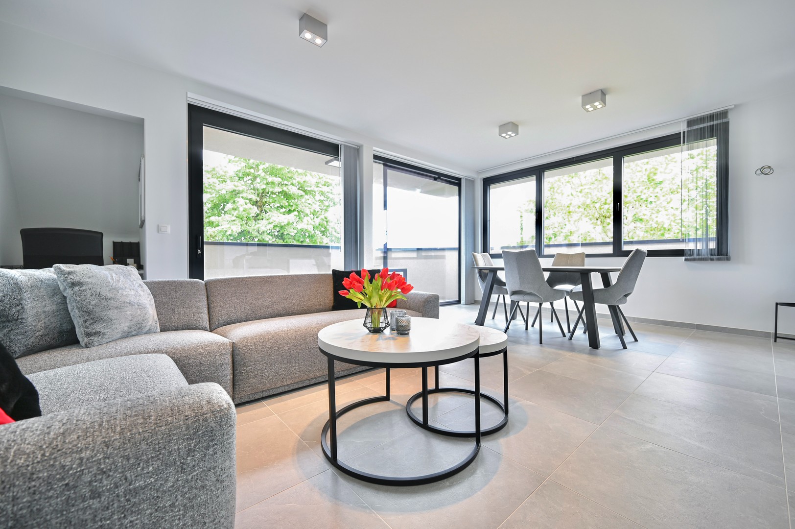 Instapklaar en volledig bemeubeld dakappartement te koop in hartje Bornem - photo 2