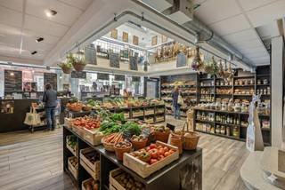 Op een centrale ligging te Sint-Gilles, niet ver van het centrum, in de Taminesstraat 25, vind je dit mooie en karaktervolle handelspand te koop van...