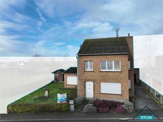 Deze woning geniet van een vlotte verbinding naar diverse winkels, het openbaar vervoer en de E403, en vormt zo een ideale uitvalsbasis voor wie comfort en bereikbaarheid wil combineren.<br />Bij het betreden van de woning kom je terecht in de inkomhal, die in verbinding staat met de woonkamer en de eerste verdieping. De lichtrijke woonkamer biedt voldoende plaats voor een gezellig zit- en eetgedeelte en sluit naadloos aan op de keuken. De ruime keuken is voorzien van een geïnstalleerde keuken, biedt plaats voor een ontbijttafel en staat in verbinding met de kelder en de wasplaats. Vooraleer je de trap naar de kelder neemt, is er nog een handige bergruimte. De droge kelder zorgt voor extra stockage. De wasplaats is uitgerust met de nodige aansluitingen voor wasmachine en droogkast en beschikt over een ingebouwde kast voor extra voorraad. Van hieruit heb je toegang tot het gastentoilet, de badkamer en de buitenruimte. In de badkamer zijn een ligbad en lavabo aanwezig. Op de eerste verdieping bevindt zich de nachthal met toegang tot drie slaapkamers, een dressing en een berging. Via het trapluik in de dressing bereik je de zolder, die extra opbergruimte biedt. De volledige woning is voorzien van rolluiken, wat zorgt voor extra comfort en privacy. Buiten geniet je van een aangelegde tuin met tuinhuis, een tuinberging, een garage met aanpalende berging en een carport. Naast de woning is er een oprit die toegang geeft tot de garage en carport, wat ruime parkeermogelijkheden biedt. (sted.inl.: Vg,WgLk,Gmo,Gvkr,Vv)