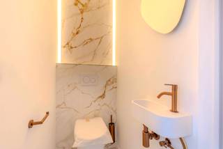 <p><strong>High-end nieuwbouwwoning in rustige verkaveling – Pulderbos (Tuinwijk)</strong><br /><br />Ontdek deze luxueus afgewerkte, instapklare nieuwbouwwoning in een kleinschalige en rustige verkaveling in de geliefde Tuinwijk van Pulderbos. De woning werd gebouwd met oog voor detail, duurzaamheid en esthetiek.<br /><br />Foto's zijn van de linkse modelwoning, welke eveneens te koop staat<br /><br />Troeven van de woning:<br /><br />- High-end afwerking met mortex werkbladen, microtopping vloeren en ingebouwde verlichting<br />- Moderne keuken met eiland en alle toestellen<br />- Stijlvol sanitair met bronzen kranen, badkamer met bad én douche<br />- Ruime masterbedroom met ingemaakte kasten<br />- Grote berging/wasplaats/technische ruimte op het gelijkvloers<br />- Organisch aangelegde en volledig omheinde tuin<br />- Carport met zeer ruime berging, mogelijk om te vormen tot kantoor of afgesloten garage</p>
<p>Top energieprestatie:<br />Dankzij zonnepanelen, warmtepomp, vloerverwarming, ALU-ramen HR+++ en ventilatiesysteem behaalt de woning een neutraal E-peil.<br /><br /></p>
<p>Deze woning is volledig geschilderd, voorzien van verlichting en klaar voor onmiddellijke bewoning.</p>
<p>Een unieke kans voor wie op zoek is naar comfort, stijl en duurzaamheid.<br /><br />Prijzen zijn exlusief btw en registratie<br /><br />Neem contact op met FLOR Vastgoed voor uw afspraak ter plaatse!</p>