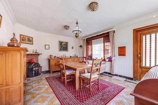 Dit VERRASSEND HOEKPAND geniet van een uitstekende ligging vlak bij het centrum van Brugge en biedt heel wat mogelijkheden. Met een GARAGE, TUIN, drie slaapkamers en een ruime zolder beschikt de woning over een stevige basis voor wie op zoek is naar een woning met karakter en potentieel.<br />De indeling: inkomhal met gastentoilet, twee aangename leefruimtes, waarvan één voorzien is van een aparte toegangsdeur. Deze biedt dan ook ev mogelijkheden als commerciële ruimte, BUREAU of PRAKTIJK. Keuken, drie slaapkamers, badkamer en een ruime zolder, waar nog een extra kamer kan worden ingericht.<br />De woning beschikt over een grote GARAGE (ook met zolder!) en een zonnig TUINTJE met TERRAS.<br />PRAKTISCHE LIGGING: op korte afstand van het centrum van Brugge en nabij supermarkt, bakker en slager.<br />De woning dient gerenoveerd te worden om te voldoen aan het hedendaagse wooncomfort, maar heeft een aangename karaktervolle indeling en is momenteel zeer goed onderhouden. EPC 693 kWh/m² UC3958973