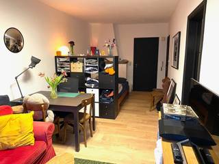 Deze studio bevindt zich op de 2<sup>e</sup> verdieping en is centraal gelegen op wandelafstand van openbaar vervoer, winkels, scholen, horeca, sportfaciliteiten, ..., en heeft een vlotte verbinding naar de omliggende gemeenten en de E17.  De studio bestaat uit een woonkamer met slaapgedeelte, een badkamer (douche en lavabo), een keuken en een apart toilet.  Vooraan is er nog een terrasje. Mooie investering met een rendement van meer dan 4%! Verhuurbaar tss 450 euro en 525 euro. Lift aanwezig. De studio is vrij bij akte.
