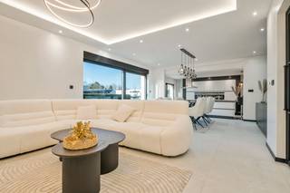 je op zoek naar een gerenoveerde bungalow met vlotte bereikbaarheid en moderne afwerking? Lees dan zeker verder!Deze prachtig gerenoveerde bungalow,...