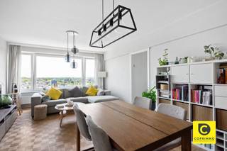 <p><span>Appartement d'angle avec 3 chambres et terrasse !</span></p><p><span>Cet appartement spacieux et lumineux est situé au</span><span><sup>1er </sup></span><span>étage d’un immeuble parfaitement entretenu, bénéficiant d’un emplacement de choix. Commerces, parcs, écoles, restaurants, installations sportives, transports en commun et axes routiers sont tous à proximité, tout comme la vie animée de la ville d’Anvers. Depuis presque toutes les pièces, vous profitez d'une vue imprenable sur la nature environnante, ce qui vous garantit une intimité totale. Grâce notamment aux fenêtres à haut rendement énergétique et à l'isolation récente de la façade, l'appartement bénéficie d'un PEB favorable ; de plus, il est exempt d'amiante et l'installation électrique est conforme. En bref, c’est la garantie d’un cadre de vie et/ou d’un investissement de qualité et sans souci, d’autant plus que l’appartement est actuellement loué.</span></p><p><span> </span></p><p><span>Hall d’entrée, pièce à vivre & e cuisine :</span></p><p><span>Le hall d’entrée indépendant, au sol carrelé en damier, abrite un vestiaire encastré, un petit débarras et l’interphone. Le salon donne sur la verdure et, tout comme les chambres, est recouvert d’un magnifique parquet à l’anglaise ; toutefois, les locataires y ont posé un revêtement stratifié à des fins de protection. La cuisine est attenante au salon et comprend une plaque de cuisson vitrocéramique, une hotte aspirante, un réfrigérateur, un lave-vaisselle ainsi que les branchements pour une machine à laver et un sèche-linge. Vous avez donc la possibilité, à l’avenir, d’ouvrir la cuisine sur le salon. Les moquettes bleues qui reviennent régulièrement ont été posées par les locataires par-dessus les sols carrelés d'origine et seront bien sûr retirées à la fin du bail. </span></p><p><span> </span></p><p><span>Hall d'entrée, chambres, salle de bains & s toilettes :</span></p><p><span>Le couloir de nuit, doté d’un placard encastré, donne accès à la salle de bains, aux chambres et aux toilettes séparées pour invités, ornées d’une mosaïque verte et d’un lavabo. Toutes les chambres sont revêtues de parquet à l’anglaise et deux d’entre elles offrent un accès direct à la terrasse. La spacieuse chambre principale bénéficie d’une très grande luminosité grâce à son emplacement en angle, tandis que la plus petite chambre dispose d’un placard intégré. La salle de bains est équipée d’une baignoire-douche, d’un meuble-lavabo avec armoire à miroir, d’un deuxième WC ainsi que d’une ventilation mécanique.</span></p><p><span> </span></p><p><span>Terrasse, cave, place de parking &, local à vélos :</span></p><p><span>Sur la terrasse orientée sud-ouest, vous pourrez profiter pleinement, en toute tranquillité, du cadre verdoyant et d’un rayon de soleil, accompagné ou non d’un bon verre de vin ou d’un apéritif pétillant. Le débarras en sous-sol est inclus. La place de parking en surface est en option (€ 10 000). Les vélos peuvent être rangés en toute sécurité aussi bien en sous-sol qu'en surface.</span></p><p><span> </span></p><p><span>Atouts supplémentaires :</span></p><p><span>- Emplacement de choix</span></p><p><span>- CPE B</span></p><p><span>- Installation électrique conforme</span></p><p><span>- Sans amiante</span></p><p><span>- Fenêtres à haut rendement</span></p><p><span>- Terrasse exposée sud-ouest</span></p><p><span>- État du bâtiment (terrasses récentes, isolation/rénovation du toit et des façades, etc.)</span></p><p><span>- Cave, local à vélos & place de parking</span></p><p><span> </span></p>