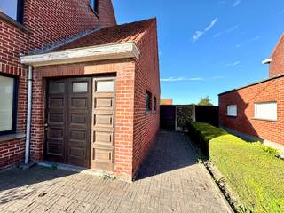 HALFOPEN WONING MET 3 SLPKS, GARAGE EN RUIME TUINDeze op te frissen woning met zij-ingang heeft enorm veel potentieel. De elektriciteit is...