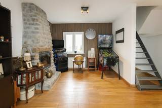 Te koop staat een uiterst unieke eigendom, gelegen aan de Antwerpsesteenweg 171+173 te Burcht (Zwijndrecht), die dankzij haar veelzijdigheid en omvang een uitzonderlijke opportuniteit vormt voor wie op zoek is naar een combinatie van comfortabel wonen, rendement en praktische bruikbaarheid. Deze eigendom, die zich uitstrekt over een totale oppervlakte van maar liefst 508 m², omvat een karaktervolle rijwoning met tuin en garage, een volledig gerenoveerd duplexappartement dat momenteel verhuurd is als opbrengsteigendom, én een recent vernieuwd magazijn.<br /><br />Wanneer u de woning betreedt langs de inkomhal, ervaart u onmiddellijk de warme en uitnodigende sfeer van de leefruimte. De indeling zorgt voor een aangenaam gevoel van openheid, terwijl de lichtinval het geheel een bijzonder huiselijk karakter verleent. Achteraan bevindt zich de keuken met eetplaats, die uitgerust is met onder meer een elektrische kookplaat en een vaatwasser. Vanuit deze ruimte heeft u rechtstreeks zicht op de zijtuin en geniet u van een harmonieus contact met het groene buitengedeelte. De keuken vormt bovendien de schakel naar de tuin en biedt via de zijtuin directe toegang tot een bijkomende opbergruimte, het ruime magazijn en de achterliggende tuin, zodat wonen en praktische benutting hier hand in hand gaan.<br /><br />De gelijkvloerse badkamer bevindt zich eveneens achteraan en is voorzien van een ligbad, een aparte douchecabine, een dubbele lavabo, een toilet en aansluitingen voor uw wasmachine, zodat u hier over alle hedendaags comfort beschikt. Via de trap in de leefruimte bereikt u de tussenverdieping, waar een ruime slaapkamer met ingebouwde kasten werd ingericht. Op dit niveau bevindt zich bovendien een extra badkamer, uitgerust met een douche, toilet en lavabo, wat het comfort en de functionaliteit van deze woning nog verder versterkt.<br /><br />Op de eerste verdieping ontdekt u een tweede, volwaardige en ruime slaapkamer die dankzij de lichtinval een bijzonder aangenaam karakter heeft. Naast deze kamer bevindt zich nog een extra ruimte die u naar eigen wens kan inrichten als dressing, bureau, bijkomende opbergruimte of zelfs als extra slaapkamer. Vanuit deze kamer vertrekt een draaitrap die u leidt naar de zolderverdieping. Hier bevindt zich een prachtige, uitgestrekte ruimte die perfect dienstdoet als derde, en zelfs vierde, volwaardige slaapkamer. De indeling van de woning biedt u dus een uitzonderlijke flexibiliteit die zich moeiteloos aanpast aan de noden van een groeiend gezin of aan wie belang hecht aan multifunctionele ruimtes.<br /><br />Achteraan het perceel bevindt zich het magazijn van 90 m². Dit gebouw werd slechts enkele maanden geleden volledig gerenoveerd en voorzien van dakisolatie, wat bijdraagt aan een optimaal gebruikscomfort. Het magazijn beschikt over een aparte elektriciteitsmeterkast met drijfkracht (380 V), wat de mogelijkheden voor diverse activiteiten aanzienlijk vergroot. Dankzij de dubbele raamdeur aan de achterzijde hebt u bovendien directe toegang tot de tuin, waardoor het geheel een bijzonder open en praktische indeling kent. Het magazijn is toegankelijk via de garage en de zijtuin van de woning, wat het gebruik ervan bijzonder handig maakt, of het nu gaat om opslag, hobby’s of professionele activiteiten.<br /><br />Naast de woning en het magazijn beschikt de eigendom over een volledig afzonderlijk toegankelijk duplexappartement, gelegen op huisnummer 173. Deze wooneenheid heeft een private inkom, wat niet alleen zorgt voor discretie en privacy maar ook de verhuurmogelijkheden optimaliseert. Momenteel wordt dit appartement verhuurd aan 680 euro per maand, waardoor u meteen kan rekenen op een stabiel rendement. Het appartement zelf werd volledig gerenoveerd in 2015 en bevindt zich in uitstekende staat. Op de eerste verdieping vindt u een lichtrijke leefruimte, een keuken en een badkamer die uitgerust is met douche, toilet en lavabo. Vanuit de keuken bereikt u bovendien een aangenaam terras aan de achterzijde, waar u in alle rust kan genieten van de buitenlucht. Op de tweede verdieping bevindt zich een ruime slaapkamer die dankzij de oppervlakte bijzonder comfortabel aanvoelt. Een valluik geeft er bovendien toegang tot een bijkomende bergzolder, wat het geheel extra praktisch maakt.<br /><br />Een bijkomend groot voordeel van deze eigendom is de uitstekende bereikbaarheid. Op slechts 500 meter van de woning bevindt zich de oprit naar de E17 en E34, waardoor u in een mum van tijd in Antwerpen, Gent of richting de kust bent. Deze ligging maakt niet alleen uw dagelijkse woon-werkverkeer bijzonder vlot, maar versterkt ook de waarde en de aantrekkelijkheid van het pand.<br /><br />Deze eigendom is met andere woorden geen standaardwoning, maar een uitzonderlijk veelzijdig geheel waar wonen, verhuren en werken samenkomen. Dankzij de aanwezigheid van de woning met tuin en garage, het volledig vernieuwde magazijn en het instapklare duplexappartement met lopende verhuur, geniet u hier niet alleen van een prachtige woonomgeving maar ook van een waardevaste investering die u op verschillende manieren kan benutten.<br /><br />De stedenbouwkundige inlichtingen zijn in aanvraag.<br /><br />INFORMATIEPLICHT:<br /><br />HET DUPLEXAPPARTEMENT:<br /><br />Niet geïndexeerd K.I.:€ 401<br />Kadastrale benaming: 11011 BEVEREN-KRUIBEKE-ZWIJNDRECHT 14 AFD/BURCHT/A<br />Kadastrale Nummers: 0679TP0000<br /><br />EPC Certificaat Nr.: 20250821-0003668155-RES-1<br />EPC Index: 394 kWh/(m² jaar)<br />Energielabel:D<br />Renovatieplicht: nee<br />EPC Geldig tot: 21/08/2035<br />Asbestattest: (Niet Conform)<br />OVAM – Bodemattest: (Conform)<br />Stedenbouwkundig attest:In aanvraag<br />Overstromingsgevoelig: Geen overstromingsgevoelig gebied<br />Overstromingsgebied:Geen afgebakende zones<br />Overstromingskans perceel (P-score): A<br />Overstromingskans gebouw (G-score): A<br />Erfgoed:Geen beschermd erfgoed<br /><br />HET MAGAZIJN:<br /><br />Niet geïndexeerd K.I.:€ 617<br />Kadastrale benaming: 11011 BEVEREN-KRUIBEKE-ZWIJNDRECHT 14 AFD/BURCHT/A<br />Kadastrale Nummers: 0679G2P0000 <br /><br />EPC Certificaat Nr.: 20250821-0003668396-KNR-1<br />Energielabel:F<br />Renovatieplicht: ja<br />EPC Geldig tot: 21/08/2035<br />Asbestattest: (Niet Conform)<br />OVAM – Bodemattest: (Conform)<br />Stedenbouwkundig attest:In aanvraag<br />Overstromingsgevoelig: Geen overstromingsgevoelig gebied<br />Overstromingsgebied:Geen afgebakende zones<br />Overstromingskans perceel (P-score): A<br />Overstromingskans gebouw (G-score): A<br />Erfgoed:Geen beschermd erfgoed