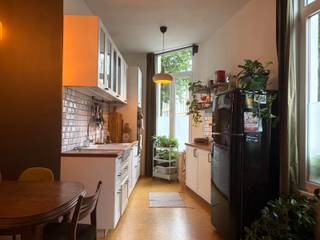 <p><span>In de geliefde Boomgaardstraat bevindt zich deze charmante woning met <strong>één slaapkamer </strong>verdeeld over drie verdiepingen. Dankzij de verschillende niveaus blijf je telkens nieuwe hoekjes en kantjes ontdekken.</span></p>
<p><span>Op het gelijkvloers kom je binnen in de keuken en eetruimte. De sfeer? Die zit meteen goed! Verder beschikt deze verdieping over een gastentoilet en leidt deze naar een <strong>ruime, bruikbare kelder</strong>, ideaal als extra bergruimte. Hier is bovendien de mogelijkheid om een wasplaats te voorzien.</span></p>
<p><span>De <strong>eerste verdieping</strong> vormt de gezellige leefruimte. Ook hier wordt het karakter van de woning doorgetrokken met een mooie authentieke vloer en een fijne lichtinval. Een aangename plek om te ontspannen of om gasten te ontvangen.</span></p>
<p><span>Op de <strong>tweede verdieping</strong> bevindt zich de slaapkamer met aansluitend een charmante <strong>mezzanine</strong>. Deze extra ruimte kan volledig naar eigen wens worden ingericht: als leeshoek, zithoek, bureau of gewoon als jouw eigen gezellige plekje. Vanuit de slaapkamer heb je toegang tot de badkamer, uitgerust met een tweede toilet, douche en ligbad.</span></p>
<p><span>Ook de <strong>ligging</strong> is een absolute troef. In de buurt vind je tal van gezellige adresjes voor een goede koffie, een uitgebreide lunch of een gezellig diner. Zo liggen onder andere <strong>Barchel</strong>, <strong>Barnini</strong> en <strong>Le Pain Quotidien</strong> in de omgeving. <br /><br />Ook voor wie zich graag vlot door de stad verplaatst, zit je hier goed: <strong>het Centraal Station, tram- en bushaltes </strong>zijn gemakkelijk bereikbaar, net als de belangrijkste invalswegen.<br /></span><span></span><br />- Huurprijs: 1.200 EUR per maand<br />- Kosten water, gas en elektriciteit zijn apart<br />- Huurwaarborg = 3 maanden huur<br />- Woninghuurovereenkomst startende 1 jaar (met mogelijkheid tot verlenging)<br />- Kosten plaatsbeschrijving = 50/50 tussen huurder en verhuurder<br />- Niet bemeubeld</p>
<p>Graag deze woning verder ontdekken? Plan gerust een bezoek in via volgende link: https://jamar.immo/te-huur/charmante-hoekwoning-met-1-slaapkamer-en-authentieke-elementen/ bij de knop "bezoek aanvragen"<br />Nog vragen? Contacteer roxanne@jamar.immo</p>