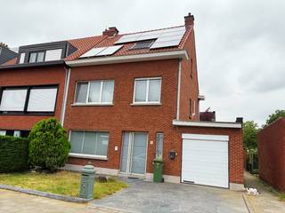 Instapklare gezinswoning met 4 ruime slaapkamers in een rustige, groene wijk in Ekeren<br /><br />Welkom in deze ruime en uitstekend onderhouden halfopen gezinswoning, gelegen in een bijzonder rustige en kindvriendelijke wijk in Ekeren. Hier woon je in een verkeersluwe straat waar enkel bestemmingsverkeer komt..<br />De woning bevindt zich op een uitstekende locatie, vlak bij het centrum van Ekeren, met scholen, winkels en openbaar vervoer in de directe omgeving. Bovendien zijn de belangrijkste invalswegen en opritten naar de autosnelwegen vlakbij. <br /><br />Via de ruime inkomhal met gastentoilet kom je in de lichtrijke leefruimte, waar het mooie blokparket en de grote raampartijen voor een warme en aangename sfeer zorgen. De moderne open keuken, is volledig uitgerust en vormt samen met de leefruimte het gezellige hart van de woning.<br />Op het gelijkvloers bevinden zich daarnaast een praktische bureau, een afzonderlijke wasruimte en een inpandige garage.<br /><br />Vanuit de leefruimte heb je toegang tot de gezellige, groene tuin met een ruim overdekt terras. De tuin is ook bereikbaar via een poortje in de servitudeweg.<br /><br />Op de eerste verdieping bevinden zich twee grote slaapkamers, een badkamer met dubbele lavabo, douche en toilet en een extra ruimte die perfect kan worden ingericht als dressing, hobbyruimte of praktische berging.<br /><br />De tweede verdieping werd in 2023 aangepakt en biedt nog eens twee grote slaapkamers en een tweede douchekamer met douche, lavabo en toilet. Het dak werd in datzelfde jaar geïsoleerd.<br /><br />Ook op vlak van energie en comfort heeft deze woning heel wat troeven: EPC C, 8 zonnepanelen met thuisbatterij, zonneboiler, geïsoleerd dak (2023), laadpaal aan de woning, oprit, grote kelder, verkeersluwe straat.<br /><br />Een instapklare gezinswoning waar je zonder renovatiewerken meteen kan intrekken. <br /><br />Voor meer informatie of een bezoek ter plaatse, gelieve contact op te nemen op nummer: 0497/43.41.57 (geen immo) of via mail: annvermeiren19@hotmail.com