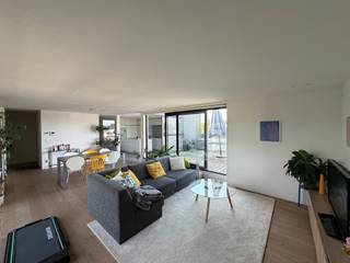 Dakappartement met 2 slaapkamers
Ontdek dit prachtige dakappartement van maar liefst 152 m², afgewerkt met hoogwaardige materialen en oog voor detail. Dankzij de doordachte inrichting en de kwalitatieve afwerking geniet u hier van een uitzonderlijk wooncomfort in een stijlvolle en hedendaagse omgeving.
De ruime leefruimte geniet van veel natuurlijk licht en sluiten naadloos aan op het indrukwekkende terras waar u kunt genieten van het buitenleven. Het appartement beschikt over twee volwaardige slaapkamers en is volledig voorzien van ingemaakte kasten, waardoor opbergruimte optimaal geïntegreerd werd in het interieur.
Het appartement is bereikbaar via de trap en biedt bovendien parkeergelegenheid vlak voor de deur.